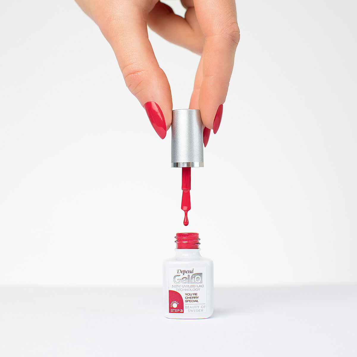 Gel iQ UV/LED Nail Polish Lady In Red